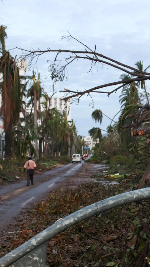 Pihak berwenang Meksiko telah bergegas mengirimkan bantuan darurat dan pemulihan komunikasi serta menilai kerusakan pasca terjangan badai Otis yang melanda Acapulco.