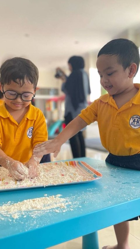 Menggemaskan Sekali, 7 Foto Gala Sky Saat Ikutan Cooking Class Bikin Donat di Sekolah