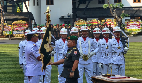 <br>Berdasarkan pantauan merdeka.com, proses serah terima jabatan berlangsung secara hikmat. 