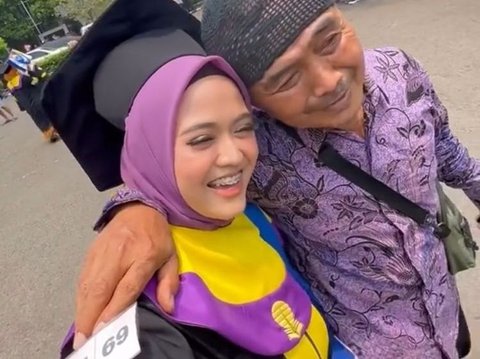 Momen Haru Wisuda Cuma Ditemani Ayah dan Suami, Kondisi Berubah Setelah Ibunya Meninggal