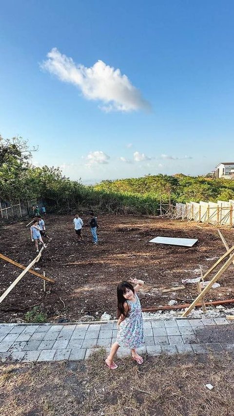 Potret Pembangunan Rumah Baru Samuel Zylgwyn dan Franda di Bali, Vechia Jadi Mandor Cilik<br>
