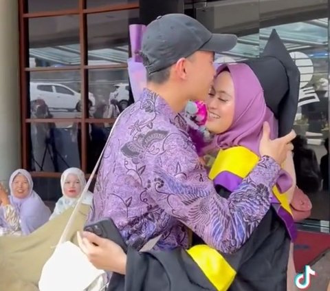 Momen Haru Wisuda Cuma Ditemani Ayah dan Suami, Kondisi Berubah Setelah Ibunya Meninggal