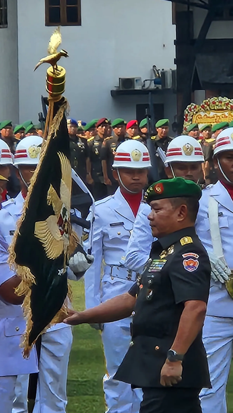 Dudung hanya membalas tertawa pertanyaan wartawan tersebut.<br>