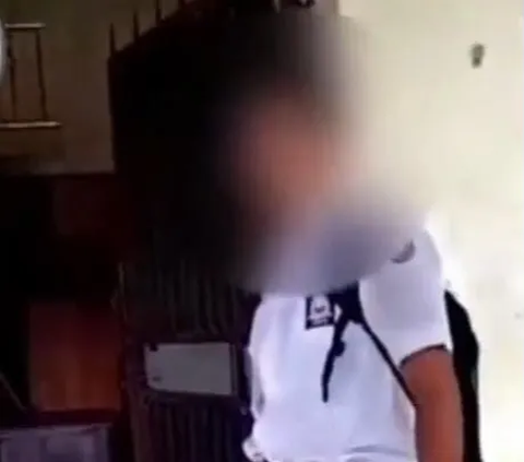 Tak Terima Ditegur Pakaian Tidak Rapi, Siswa SMA Buka Baju Tantang Guru Duel