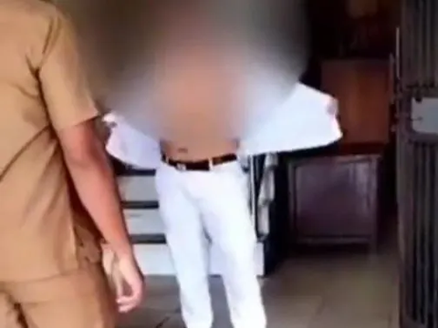 Tak Terima Ditegur Pakaian Tidak Rapi, Siswa SMA Buka Baju Tantang Guru Duel