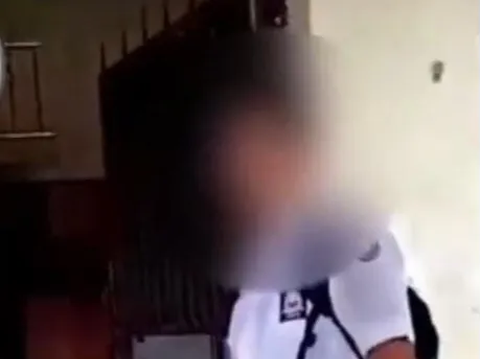 Tak Terima Ditegur Pakaian Tidak Rapi, Siswa SMA Buka Baju Tantang Guru Duel