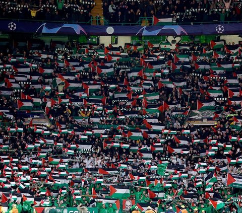 Ribuan suporter klub sepakbola asal Skotlandia, Celtic menggaungkan dukungan untuk Palestina. Aksi tersebut dilakukan dalam laga lanjutan penyisihan grup Liga Champions melawan Atletico Madrid pada Kamis (26/10/2023).
