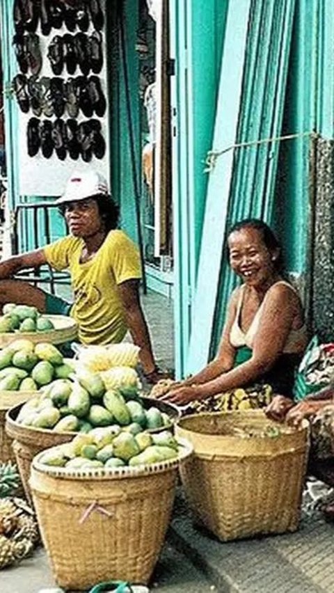 Di pinggir trotar, terdapat masyarakat lokal yang menjual buah