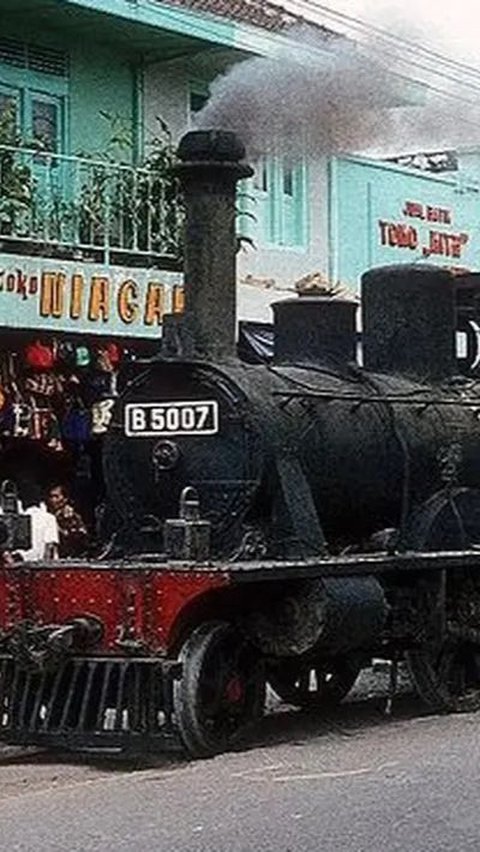 Transportasi yang juga melintas di jalan raya Kota Madiun adalah kereta bertenaga batu bara