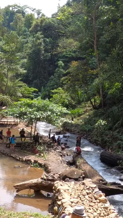 Tinggi Menjulang, Curug Sanghyang Santen di Garut Tawarkan Keindahan Air Terjun di Dalam Lembah