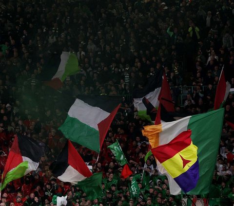 FOTO: Tak Gentar Sanksi UEFA, Ribuan Suporter Celtic Kibarkan Bendera Palestina