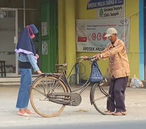 Watched by 500 Thousand TikTokers, This Video of Father and Daughter Riding an Ontel Bike in Yogyakarta Brings Back Childhood Memories