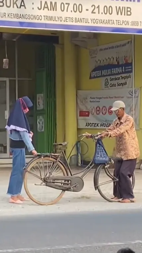 Watched by 500 Thousand TikTokers, This Video of Father and Daughter Riding an Ontel Bike in Yogyakarta Brings Back Childhood Memories