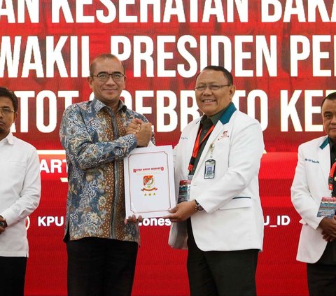 Komisi Pemilihan Umum (KPU) melakukan serah terima hasil pemeriksaan kesehatan ketiga bakal pasangan calon presiden dan wakil presiden untuk Pemilu 2024 dari RSPAD Gatot Soebroto kepada KPU di Gedung KPU RI, Jakarta Pusat, Jumat (27/10/2023).<br>