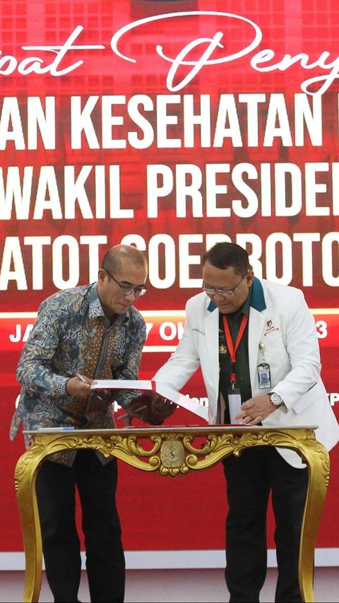 Pantauan di lokasi, dokumen hasil pemeriksaan kesehatan pasangan calon (paslon) capres-cawapres diserahkan Kepala RSPAD Gatot Soebroto Budi Sulistya kepada Ketua KPU RI Hasyim Asy'ari.<br>