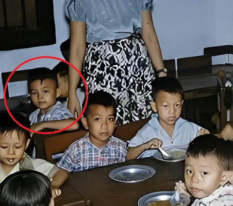 Viral Atmosphere of Elementary School Class in Java in 1960, Netizens Focus on the Face of the Child Beside the Teacher: Handsome Seed