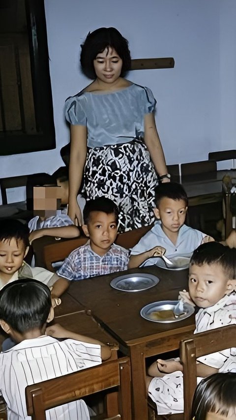 Viral Suasana Kelas SD di Jawa Tahun 1960, Netizen Salfok ke Wajah Bocah di Samping Guru: Bibit Tampan<br>