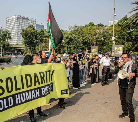 Massa dari Amnesty International Indonesia dan aktivis Hak Asasi Manusia (HAM) menggelar aksi unjuk rasa di depan Gedung Kedutaan Amerika Serikat, Jakarta, Jumat (27/10/2023). 