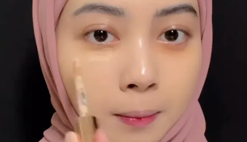 2. Wearing Concealer