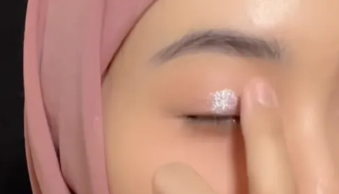 6. Memakai Shimmer Eyeshadow