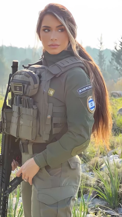 Orin Julie is one of the women soldiers in the Israeli Defense Force (IDF) who is famous for her beauty.