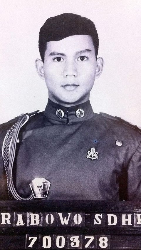 3. Handsome portrait of Prabowo when graduating from akmil