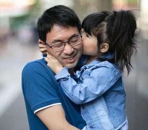 The Touching Moment of a Father Meeting His Biological Daughter for the First Time Thanks to Instagram, Last Time Together When the Child was Three Years Old