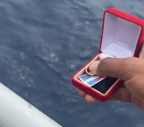 Sad Moment: Man Throws Ring and Ex-Girlfriend's Photo into the Sea, the Price of Gold Does Not Match the Pain