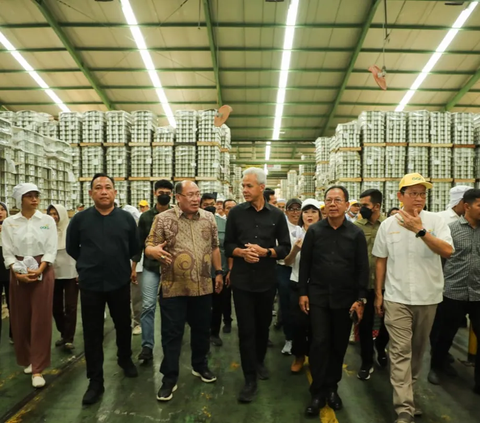 Calon Presiden Ganjar Pranowo mengunjungi pabrik produksi pengolahan nanas, Great Giant Pineapple (GGP) di Kecamatan Terbanggi Besar, Kabupaten Lampung Tengah, Provinsi Lampung, Jumat (26/10).