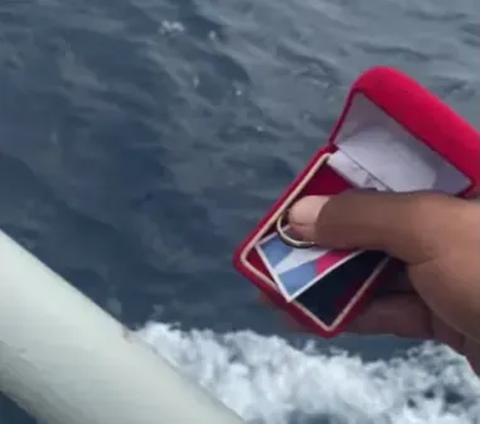 Sad Moment: Man Throws Ring and Ex-Girlfriend's Photo into the Sea, the Price of Gold Does Not Match the Pain