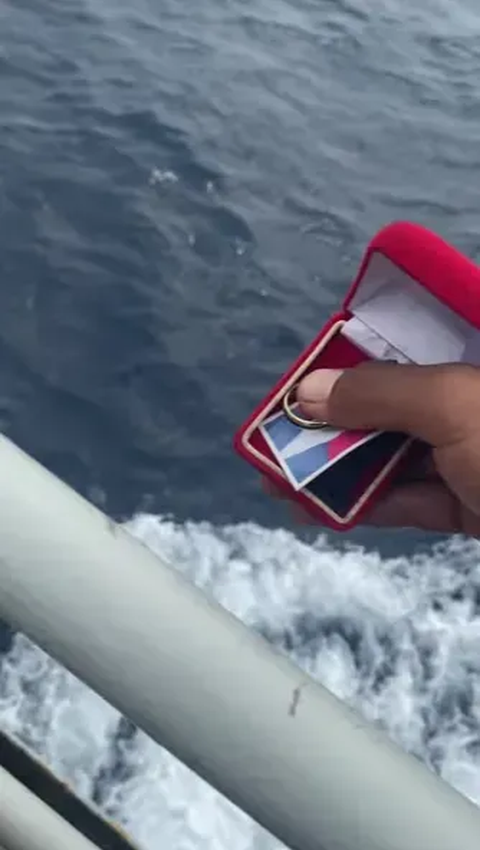 Sad Moment: Man Throws Ring and Ex-Lover's Photo into the Sea, the Price of Gold Does Not Match the Pain