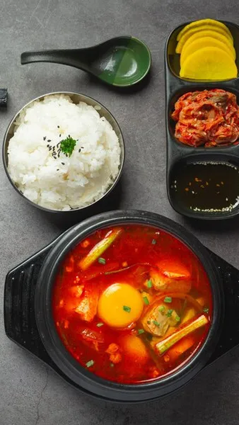 10 Ciri Khas Makan Orang Korea yang Unik dan Bikin Sehat