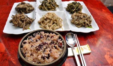 3. Berbagi Makanan dengan Banchan