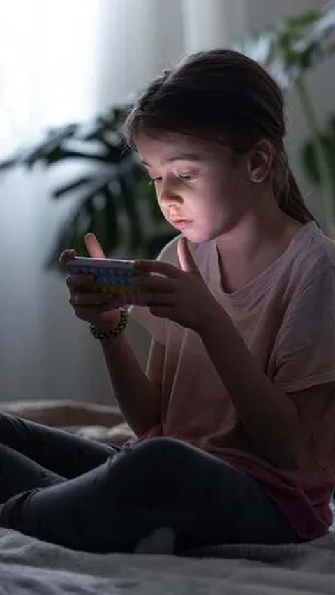 Dalam situasi ini, penting bagi orang tua untuk memahami konsekuensi dari terlalu banyak screen time pada anak-anak.