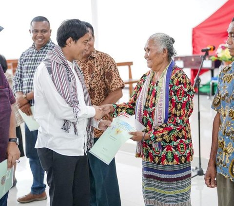 Wamen ATR/BPN Raja Antoni Serahkan Sertipikat Tanah Gereja Terbesar di NTT