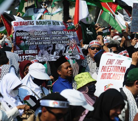 Aksi bela Palestina kembali berlangsung di depan Kantor Kedubes Amerika Serikat, Jalan Medan Merdeka Selatan, Jakarta, Sabtu (28/10/2023). Aksi ini diikuti ribuan orang yang berdatangan dengan membawa spanduk dan poster tuntutan serta bendera Palestina.