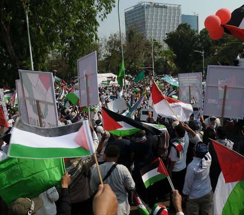 FOTO: Kecam Serangan Israel di Jalur Gaza, Ribuan Orang Ikuti Aksi Bela Palestina di Kedubes AS