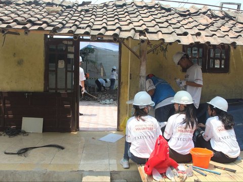 FOTO: Merayakan Hari Sumpah Pemuda dengan Membangun Rumah Layak Huni untuk Warga Berpenghasilan Rendah