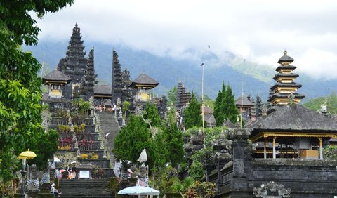 Terbesar dan Tersuci: Pura Agung Besakih