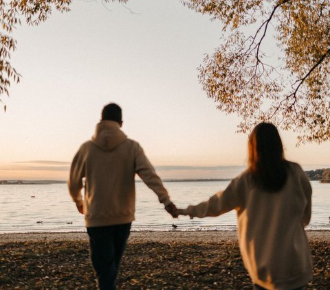 Crying of a Woman who has been in a 5-Year Long Distance Relationship, Just got Married and Left Again