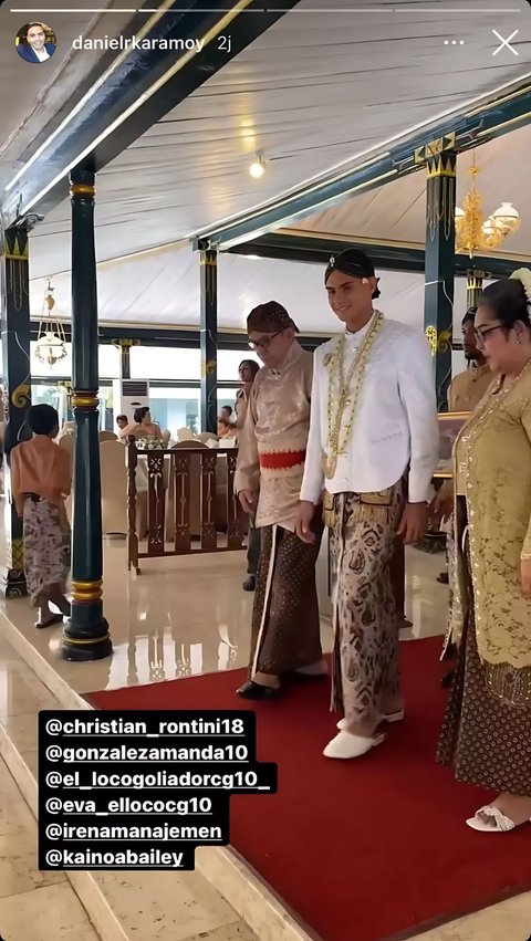 Accompanied by both parents towards the wedding ceremony table, Christian Rontini looked cool wearing 'beskap' (traditional Javanese formal attire) and 'blangkon' (traditional Javanese headgear).