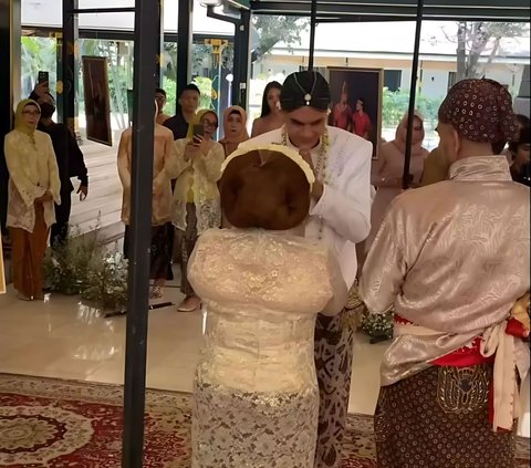 10 Moments of Amanda Gonzales' Wedding Ceremony, Daughter of Christian Gonzales, with Christian Rontini, Enveloped in Javanese Traditional Attire