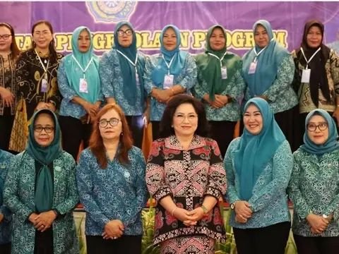 TP PKK Sulawesi Utara Salurkan Bantuan Peningkatan Peran Perempuan di Tuminting Manado
