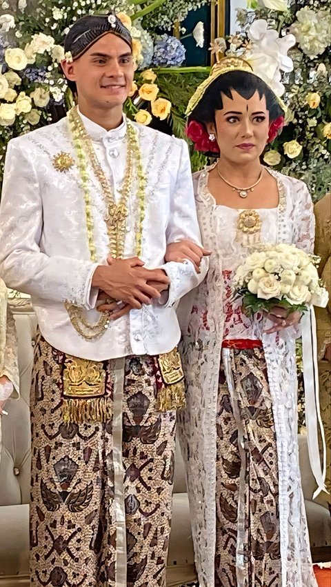 10 Portraits of the Moment of Marriage Vows Amanda Gonzales, Daughter of Christian Gonzales, with Christian Rontini who is Strongly Influenced by Javanese Traditional Attire.