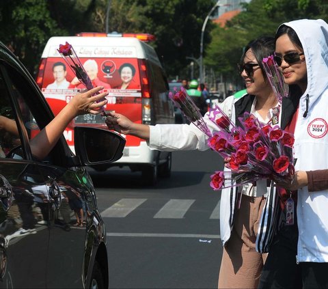 FOTO: Ganjar Pranowo Ulang Tahun ke-55, Relawan Bagikan Mawar ke Pengendara