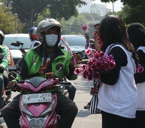 FOTO: Ganjar Pranowo Ulang Tahun ke-55, Relawan Bagikan Mawar ke Pengendara