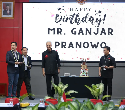 Ganjar Kini Lebih Suka Berbaju Hitam, Tinggalkan Motif Garis-Garis Pemberian Jokowi