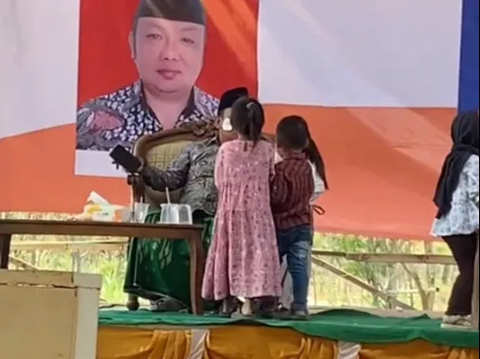 Too Cool, This Village Head Candidate Has Fun Playing Stickers with Little Kids on the Pilkades Stage