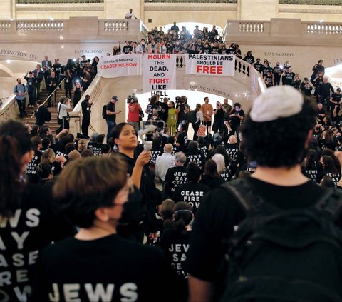 Ratusan umat Yahudi yang tergabung dalam kelompok Jewish Voice for Peace (JVP) ditangkap saat menggelar aksi bela Palestina di New York, Amerika Serikat, pada 27 Oktober 2023.