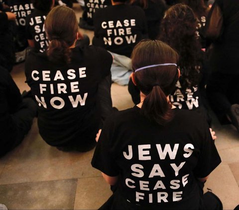 FOTO: Ratusan Umat Yahudi di New York Ditangkap Saat Gelar Aksi Bela Palestina